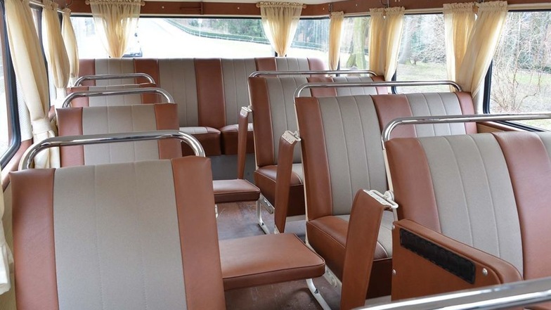 Im gemütlichen Innenraum des Oldie-Busses gibt es 17 Sitze.