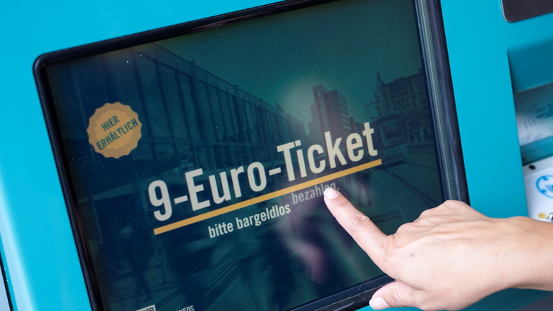 Wirtschaftsforscher sehen die Auswirkungen des 9-Euro-Tickets eher negativ.