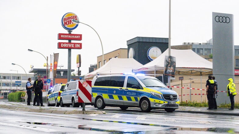 Polizisten sicherten das Areal, nachdem ein Mann zwei ihm bekannte Menschen auf der Straße mit einem Messer angegriffen und verletzt hatte