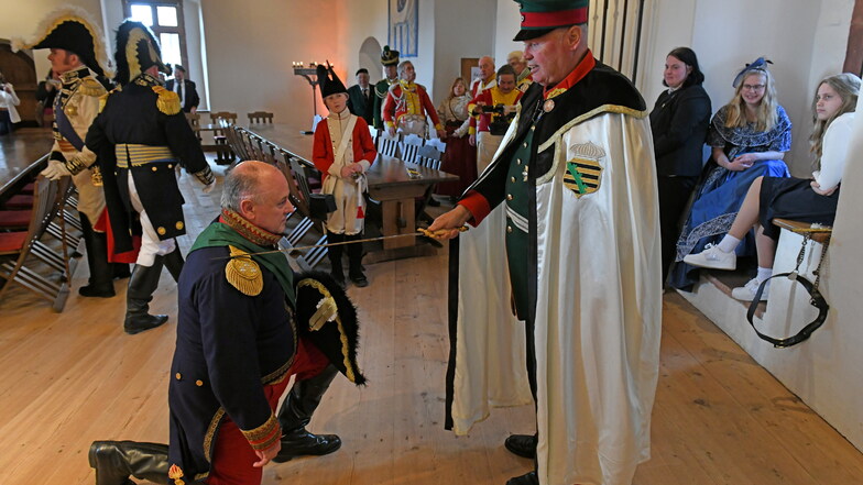 Feierliches Zeremoniell: Frank Zetzsche erhielt als Generaloberst den Ritterschlag des Ritterorden Heinrich III. des Erlauchten vom Hochmeister des Ritterordens, General Olaf Graf von Neuendorf (re.).