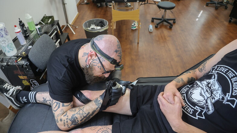 Phillip  Pötzsch aus Chemnitz zeigt mit seinem neuen Tattoo  die Bereitschaft zur Organspende.