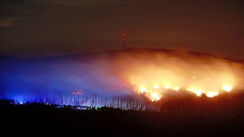 Blick auf Flammen und Glutnester am Königsberg im Harz unterhalb des Brockens.