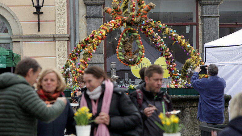 Traditionell wird eine Woche vor Ostern der Pirnaer Osterzauber in der Innenstadt gefeiert. Hingucker sind immer die bunten Osterkronen, die auf die Marktbrunnen gesetzt werden.