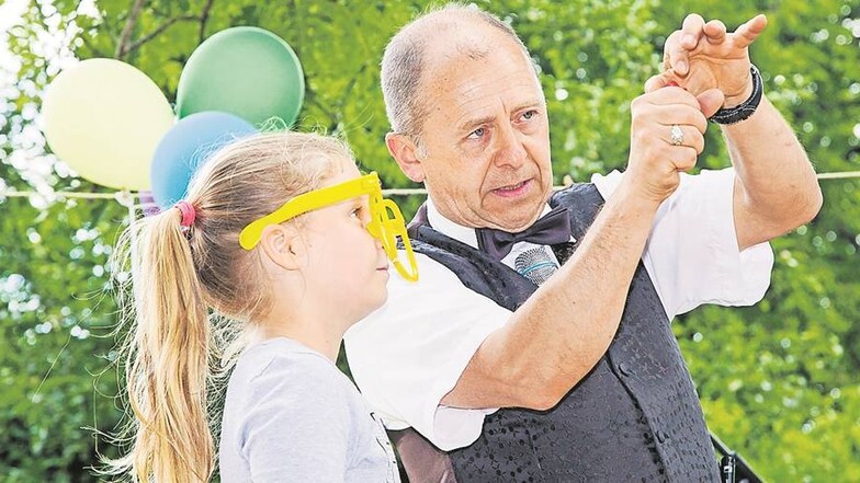 Riesa-Gröba: Zauberer Thomas Born begeistert die elfjährige Franziska mit seinen Tricks beim Kirchgemeindefest in Gröba.