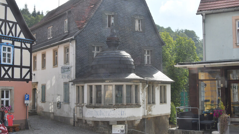 Der Hohe Stein am Marktplatz in Hohnstein. Es soll das älteste Gasthaus in Hohnstein sein. Bereits 1807 wurde hier Bier ausgeschenkt. Das Gebäude steht aber seit langem leer.