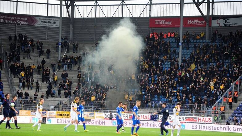 Im Dresdner Fanblock war nicht viel los - die Polizei verwehrte etwa 700 von ihnen den Eintritt ins Stadion.