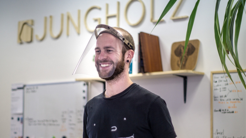 Philipp Strobel mit dem von ihm entwickelten Gesichtsvisier. Der 29-Jährige hat mit einem Partner in Dresden die Firma Jungholz gegründet, die ungewöhnliche Produkte aus Holz entwickelt und verkauft.