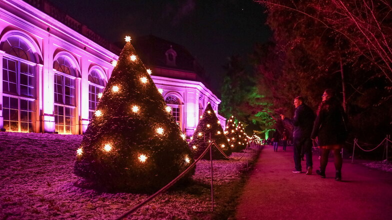 Die Veranstalter von Christmas Garden in Dresden freuen sich, dass das Interesse am Lichterspektakel im Schlosspark Pillnitz offenbar ungebrochen ist.