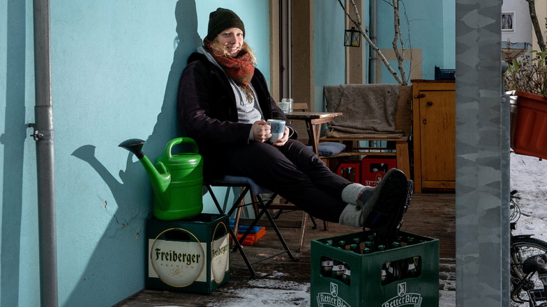 Julia Schlösser mit einer Kaffeetasse auf dem Balkon. Eigentlich müsste sie jeden Tag fürs Studium nach Freiberg pendeln.