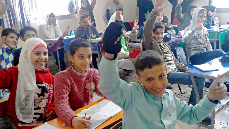 Eine Oase in der Wüste von Problemen: Mit Unterstützung von Arche Nova können syrische Flüchtlingskinder in einer Schule im Libanon unterrichtet werden.