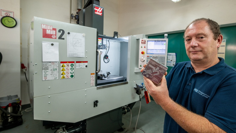 Ausbilder Ingo Ließke steht an der neuen CNC-Fräßmaschine, die sich Besucher am Sonnabend in der JVA Waldheim anschauen können.