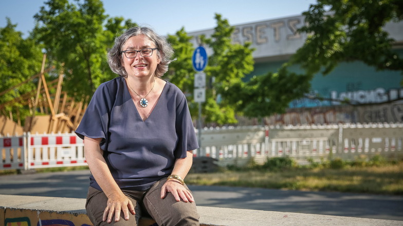 Oberbürgermeisterkandidatin Eva Jähnigen vor der ehemaligen Robotron-Kantine.