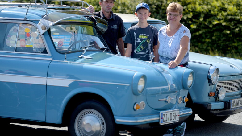 Zur Historik Mobil gehören auch die Jonsdorfer Oldtimertage. Klaus-Peter, Nico und Heike Krenzmann aus Zittau kamen mit zwei himmelblauen Trabant.