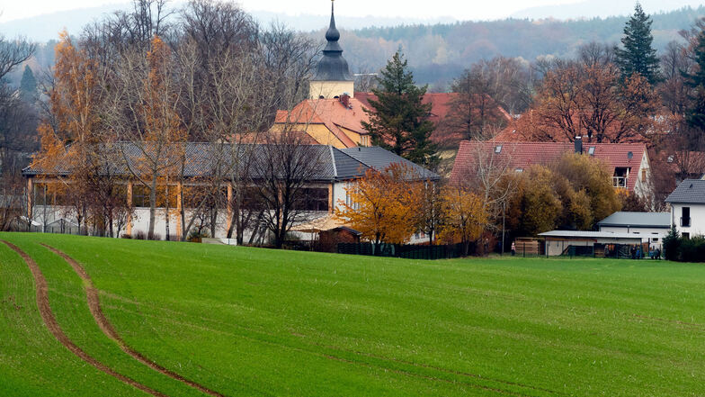 Noch ist hinter der Wachauer Grundschule ein großes Feld zu sehen. Auf einem Teil davon sollen 20 Eigenheime entstehen.