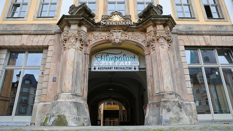 Bis Mitte Juli kann der Haupteingang zum Zittauer Filmpalast am Markt noch genutzt werden.