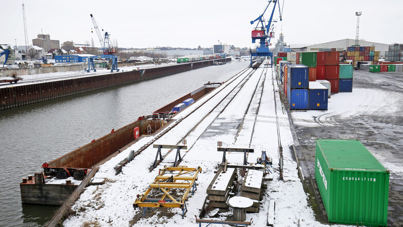 Trotz des Niedrigwassers wurden 2018 so viele Container wie noch nie seit der Wende im Hafen Riesa umgeschlagen. Das meiste ging allerdings per Bahn und Lkw auf die Reise. Erst seit Januar erlaubt der Wasserstand wieder einen Schiffsverkehr - doch es fehl