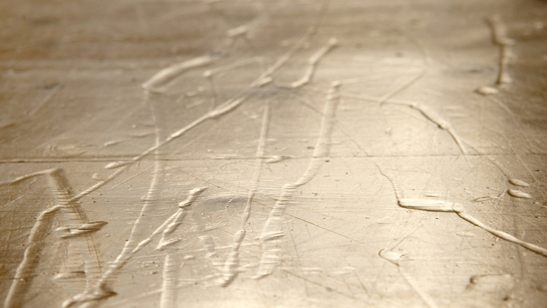 Kleinere Druckstellen im Holz können mit einem feuchten Tuch und einem Bügeleisen behandelt werden.