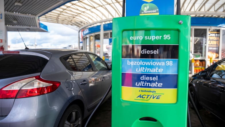 Tanken in Polen: Angesichts steigender Spritpreise auf deutscher Seite sehen viele Autofahrer keine andere Möglichkeit.