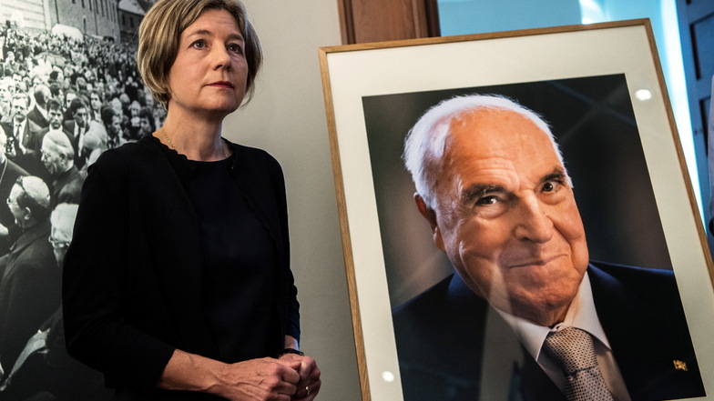 Maike Kohl-Richter, Witwe von Altbundeskanzler Helmut Kohl, steht neben dem Porträt ihres Mannes. Die Gründung einer Bundeskanzler-Helmut-Kohl-Stiftung wird in der geplanten Form und zum jetzigen Zeitpunkt von der Witwe abgelehnt.