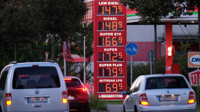 Autos stehen am 1. Oktober in Leipzig im Stau, während im Hintergrund die Preistafel einer Tankstelle die stetig steigenden Benzinpreise anzeigt.