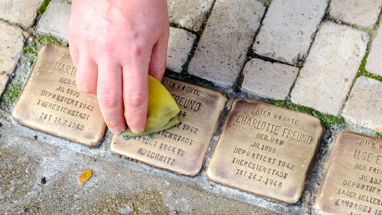 Seit 2005 mahnen Stolpersteine an das Schicksal der jüdischen Familie Freund vor dem Wohnhaus Moritzburger Straße 1 in Radebeul.