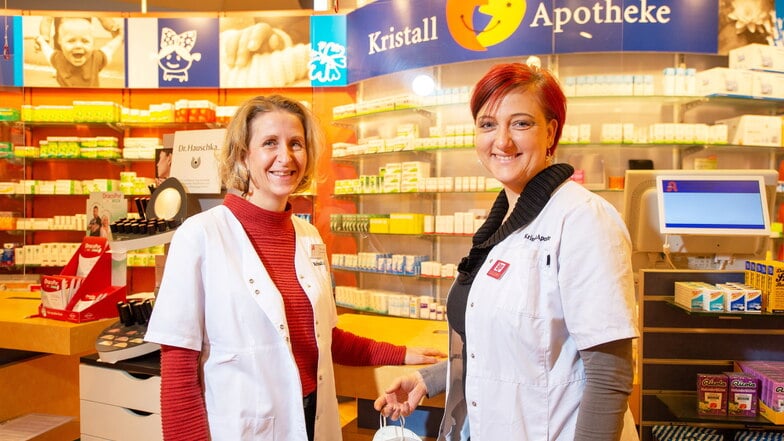 Wollen sich fürs Impfen schulen lassen: die Inhaberin der Kristall-Apotheke in der Hauptstraße in Radebeul-Ost, Ulrike Dedek (l.), und ihre Mitarbeiterin Manuela Menzel.