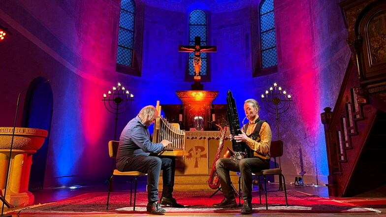 Volker Jaekel und Gert Anklam musizieren mit chinesischer Mundorgel einer tragbaren mittelalterlichen Orgel.