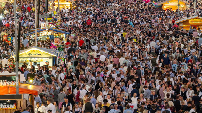 Tausende Wiesn-Besucher drängen sich über das Gelände des 188. Münchner Oktoberfestes, das bis zum 3. Oktober verlängert wurde.