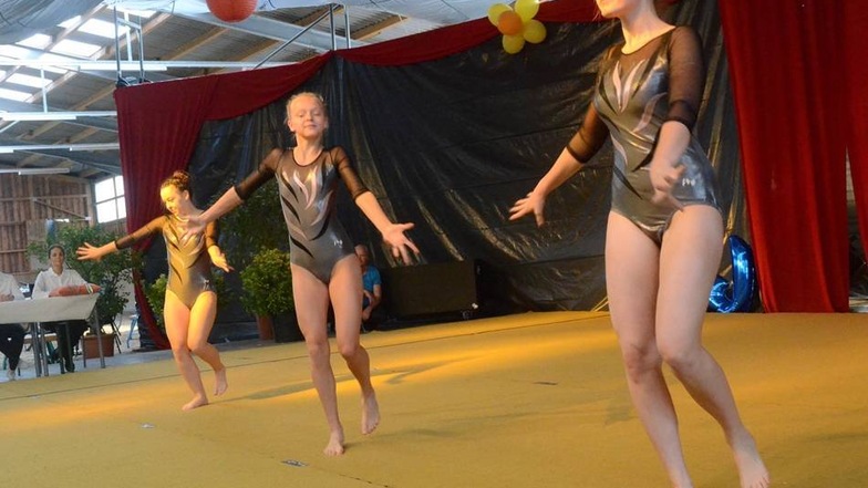 Mit dieser Darbietung errangen die jungen Damen des Akrobatik Teams den 2. Platz während der Deutschen Meisterschaft, das Schaubild mit der Siegerehrung erinnert während des Programmes daran.