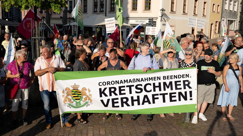 Das Banner ist nicht neu, ebenso wenig wie die Agitation der rechtsextremen Freien Sachsen gegen den Regierungschef. In Pirna kamen ein paar Dutzende zu einer Demo.