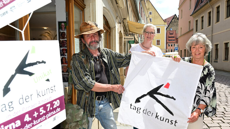 Die Organisatoren des Tages der Kunst stehen vor der Galerie Vielfalt in der Badergasse in Pirna (v.l.): Volker Lenkeit, Brigitta M. Arnold und Doris Schubert.