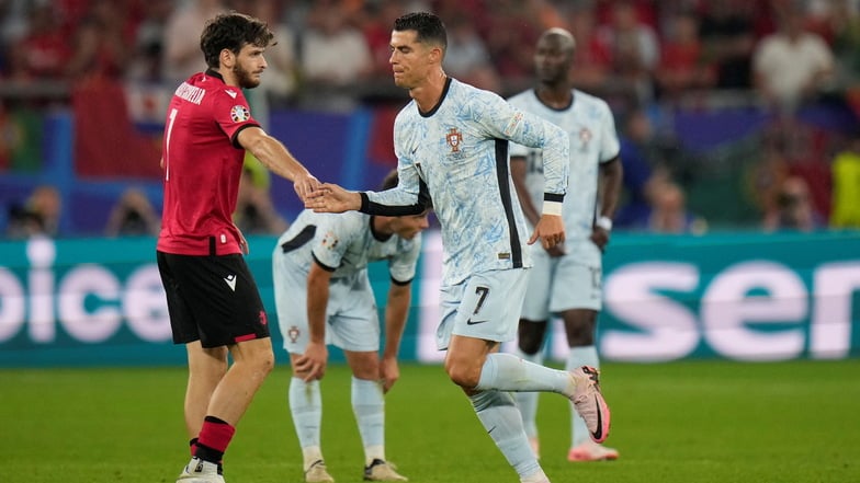 Nach dem 0:2 gegen Georgien ging Portugals Superstar Ronaldo frustriert Richtung Kabine - bis plötzlich ein Fan von der Tribüne sprang. Sicherheitskräfte konnten den Mann gerade noch abwehren.