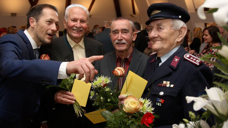 Bürgermeister Thomas Kunack mit den Chronisten Werner Ehrlich, Günther Helmig und Heino Heller (v.l.).