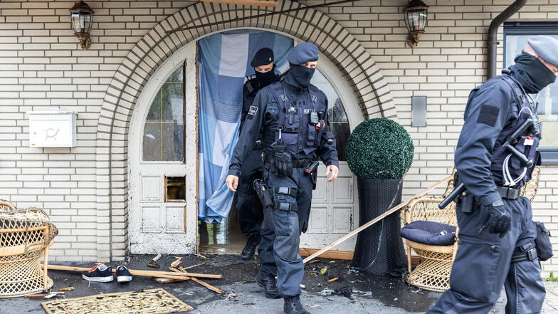 Polizisten verlassen ein Haus. Bei Ermittlungen gegen Kriminelle waren in drei Bundesländern mehr als 1.400 Beamte im Einsatz.