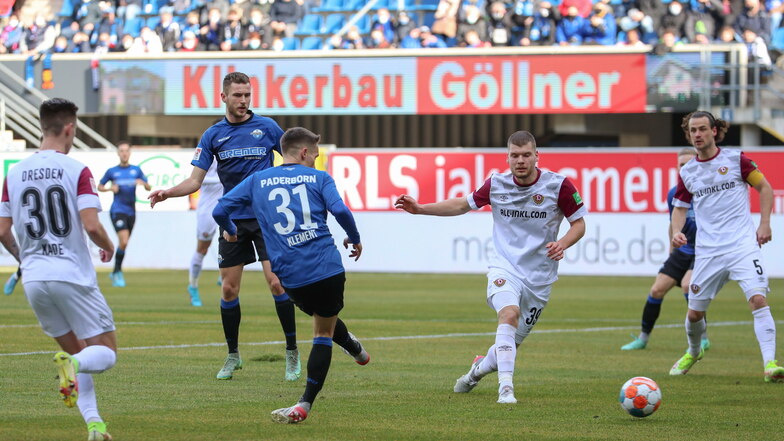 Nach einer engagierten Anfangsphase ist die Abwehr rund um Kevin Ehlers (Mitte) oft gefragt. Der SC Paderborn setzt auf Distanzschüsse, die gilt es für die Defensive zu verhindern.