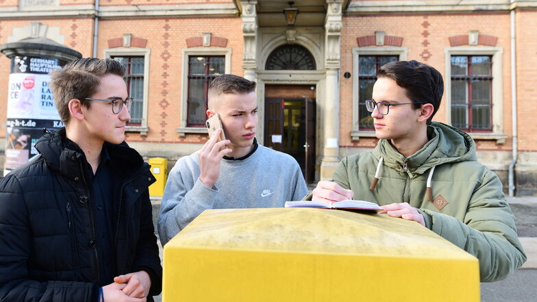 Dario Weber, Patrik Maretschek und Jakob Kuner (v.l.) vom Christian-Weise-Gymnasium in Zittau haben eine Impfaktion für ihre Mitschüler in der ehemaligen Post organisiert.