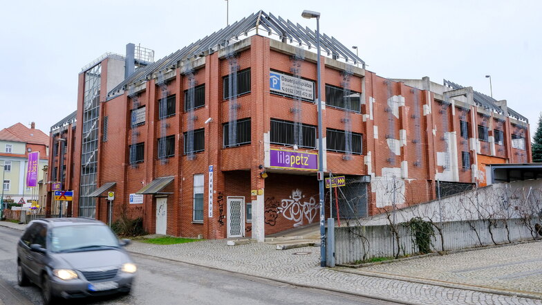 Das Parkhaus an der Güterhofstraße war das erste seiner Art in der Lößnitzstadt. Weil jedoch auf den Straßen ringsum das Parken kostenlos ist, wird es seit Jahren als Großgarage für Langzeitparker genutzt.