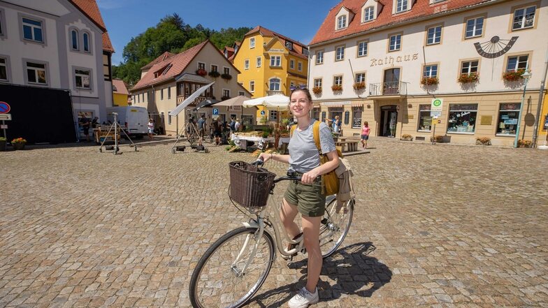Mit dem Fahrrad durchs Bild: SZ-Mitarbeiterin Maria Schiekel wirkte für einen Tag als Komparsin bei den Dreharbeiten für die ARD-Filmreihe „Der Ranger“ in Wehlen mit.