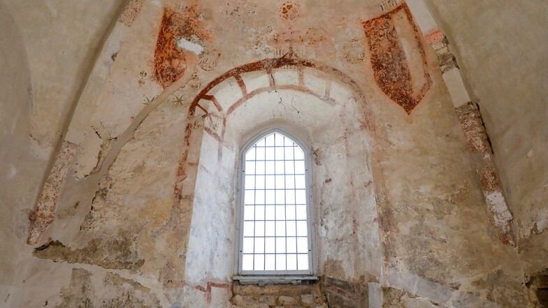 700 Jahre alte Wandmalereien und Wappenschilder sind wieder zum Vorschein gekommen. Sie werden nach der Sanierung restauriert. Auch die Fenster werden mit ihrem alten Glas erneuert.