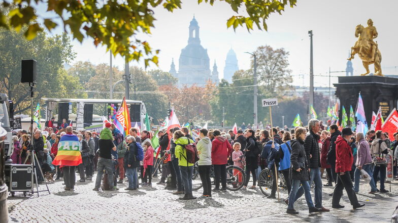 Unter dem Begriff "Solidarischer Herbst" hatten sich die Demo-Teilnehmer am Vormittag versammelt.
