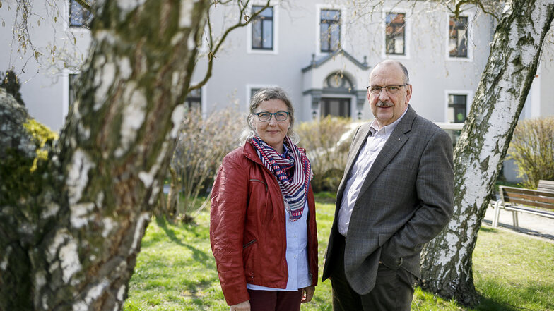 Johannes und Monika Johne vor einem der Gebäude im Martinstift in Sohland. 1986 begann hier ihr gemeinsamer Weg in der Oberlausitz. Nun gehen sie gemeinsam in den Ruhestand.