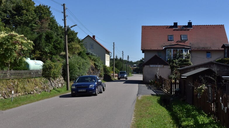 Die Ortsdurchfahrt Hirschbach  wird unter Vollsperrung erneuert. Sie bekommt unter anderem einen Gehweg und neue Straßenleuchten.