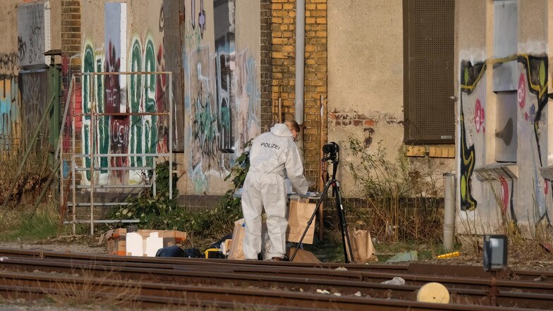 Am Sonntag 15. März 2020 wurde an Bahngleisen die Leiche einer jungen Frau gefunden. Die Kriminaltechnik hatte vor Ort Spuren aufgenommen.