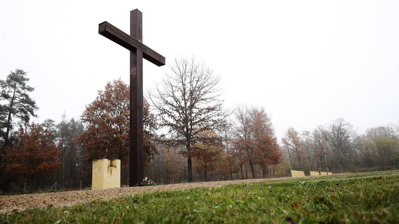 Das große Kreuz auf dem Waldfriedhof kennzeichnet den Ort der Stille mitten in der Gohrisch-Heide. Er befindet sich in der Nähe der Bundeswehrkaserne.