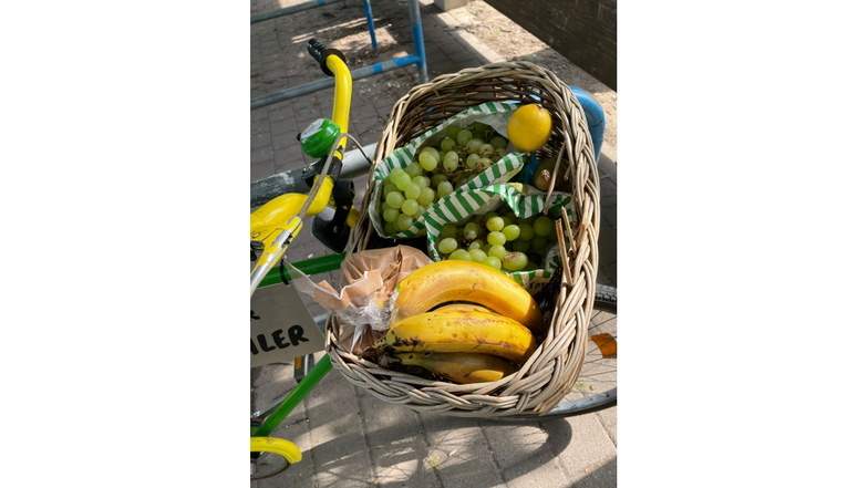 Bananen, Weintrauben und Brot liegen in einem Fahrradkorb in Bautzen. Vergessen hat das hier keiner – die Lebensmittel wurden ganz bewusst dort abgelegt.