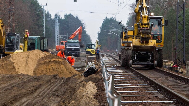 Die Bahnstrecke von Leipzig nach Chemnitz wird zweigleisig ausgebaut und elektrifiziert. (Symbolfoto)
