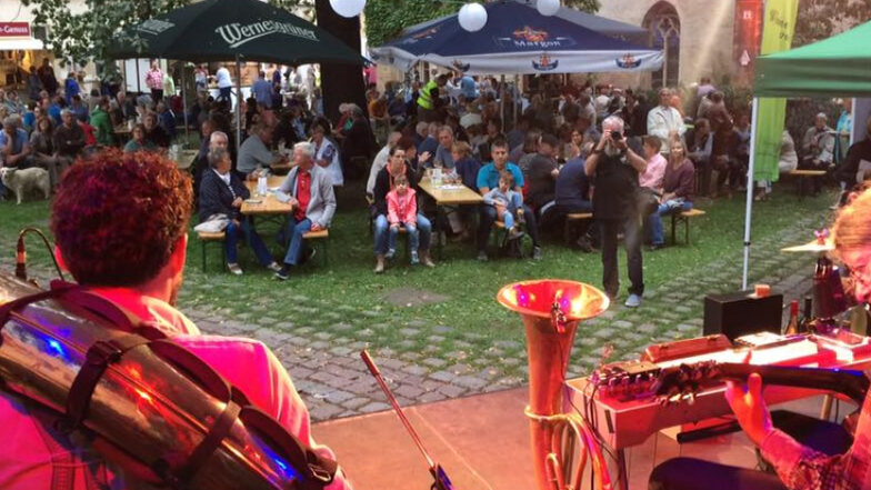 Livemusik, Wein aus der Region und kulinarische Genüsse gibt es beim Weinfest im Klosterhof Pirna.
