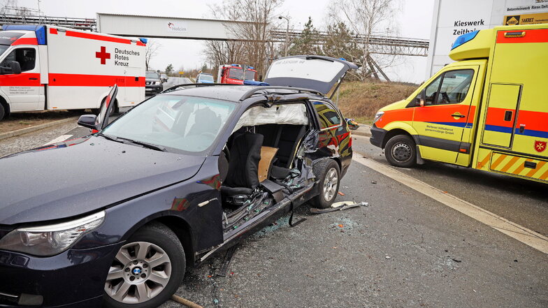 Zeithain: Feuerwehr muss Fahrer aus Unfallauto schneiden