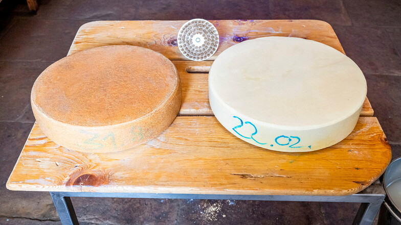 Rechts taufrisch, links mit stabiler Rinde: Diese beiden Exemplare der Sorte Polenztaler trennen sechs Monate Reifezeit.