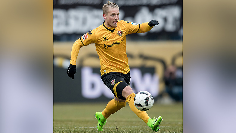 Im Frühjahr 2013 erhielt Marvin Stefaniak als 18-Jähriger seinen ersten Profivertrag bei Dynamo und gab am 15. Februar 2014 beim Auswärtsspiel gegen den FSV Frankfurt in der zweiten Liga sein Debüt. Bis zum Sommer 2017 absolvierte er insgesamt 107 Partien
